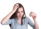20代で白髪に悩む女性が急増！原因と対策法って？
